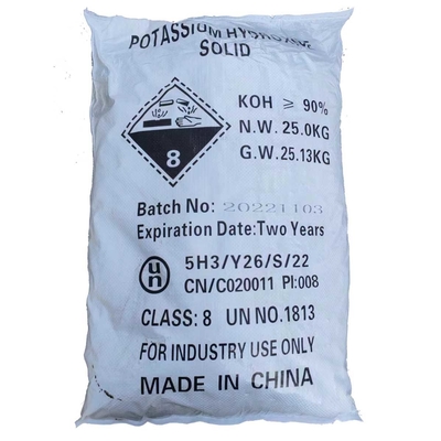 La KOH del 90%/el hidróxido de potasio forma escamas el grado industrial 1310-58-3